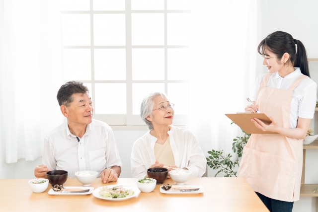 ケアハウスの夫婦に話しかける支援員の写真