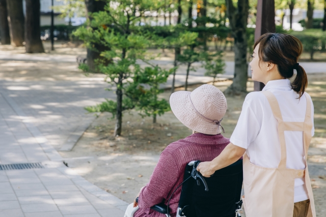 特養介護士がタブレットを一緒に見ながら利用者様と話をしている写真